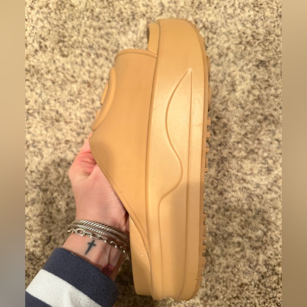 Interlocking Logo Platform Rubber Slides. - image 5